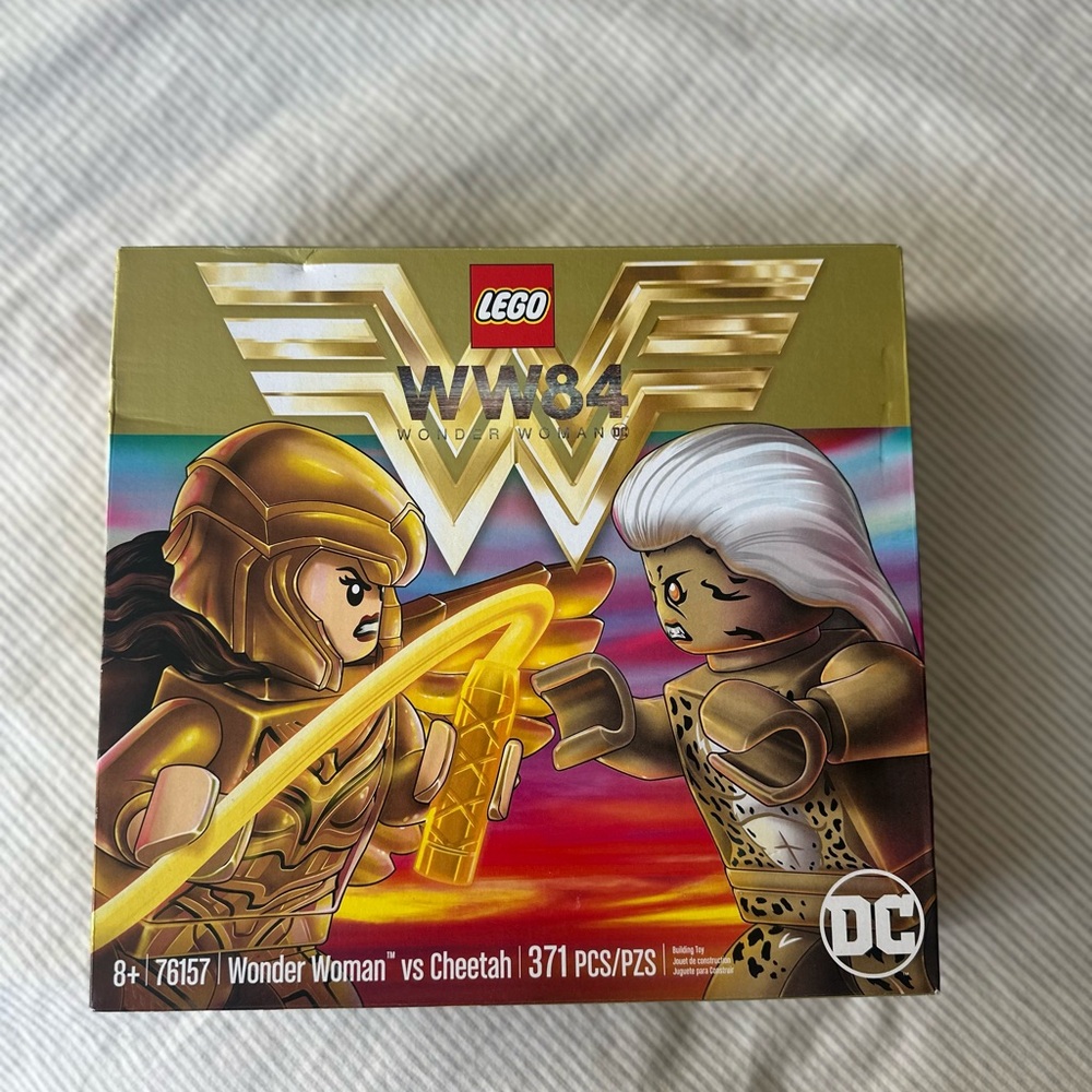 LEGO WW84 Gold Wonder Woman™ vs Cheetah
DC